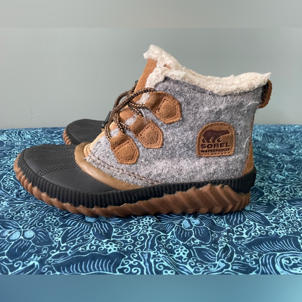 Sorel Out and About boot Size 2